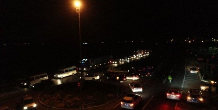 Giriş ve çıkışların kapatıldığı Denizli’de vatandaşlar polis ekiplerini ikna etmeye çalıştı
