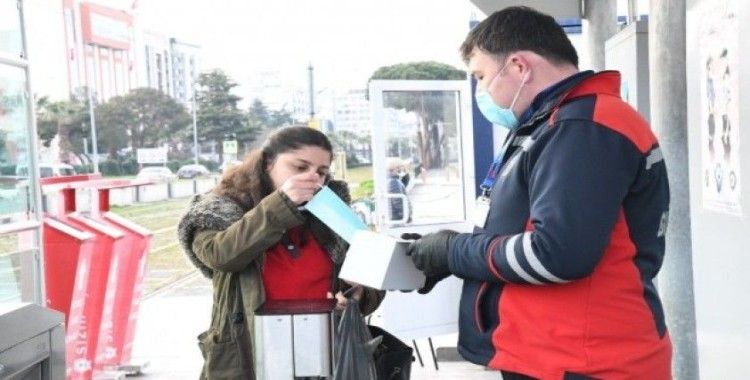 Tramvay ve otobüslerde maskeler Büyükşehir’den