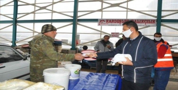 Akşehir Belediyesi maske ve eldiven dağıtımını sürdürüyor