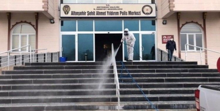 Adıyaman Belediyesi kamu kurumlarını dezenfekte ediyor