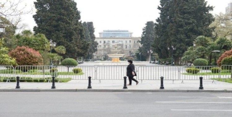 Azerbaycan'da koronavirüs nedeniyle sokaklar boşaldı