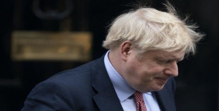 İngiltere Başbakanı Johnson, korona virüs semptomları nedeniyle hastaneye kaldırıldı