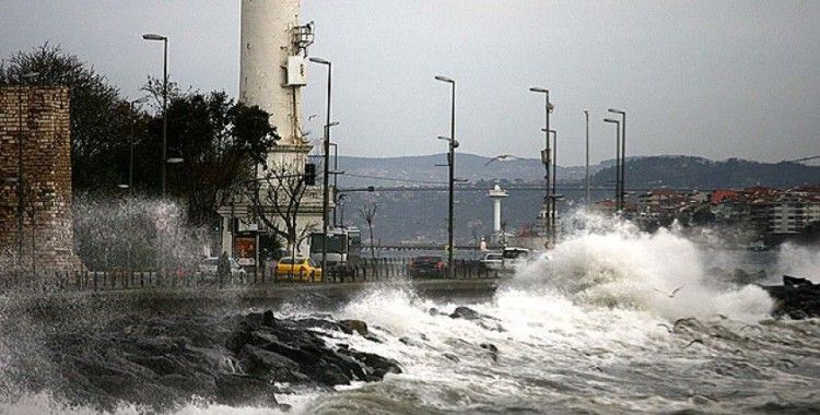İstanbul'da fırtına etkisini sürdürüyor