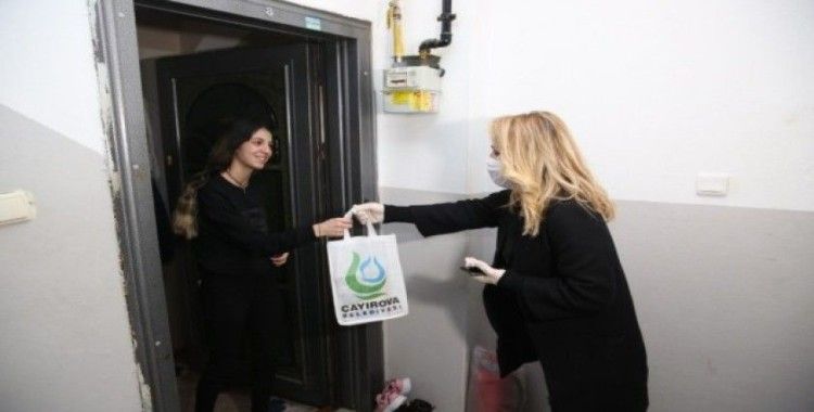 (Özel) Kocaeli’de evde kalan vatandaşlara ücretsiz kitap servisi yapılıyor