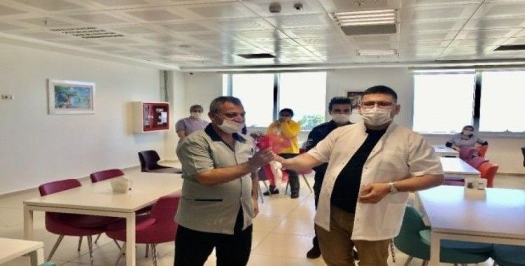 Finike Devlet Hastanesinde sağlık çalışanlarından temizlik personeline sürpriz