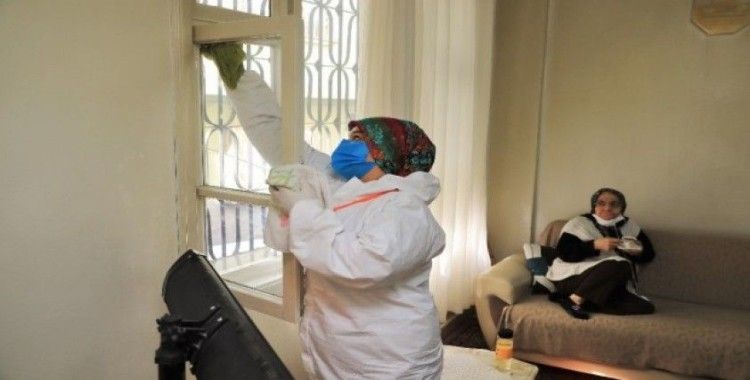 Yaşlıların evlerini özel kıyafetli ekipler temizliyor