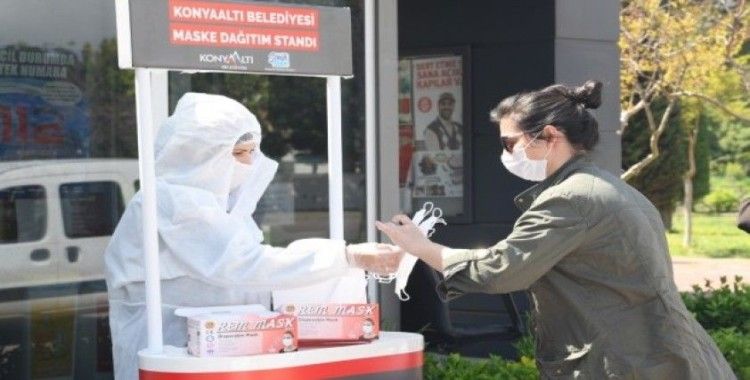 Konyaaltı’nda vatandaşa ücretsiz maske dağıtımı devam ediyor