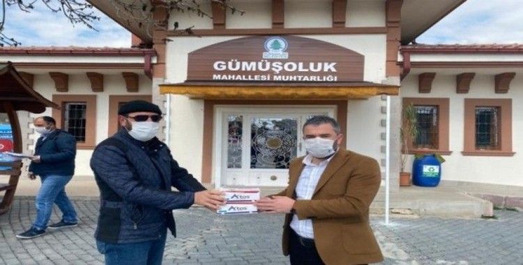 Pursaklar Belediye Başkanı sokak sokak maske dağıttı