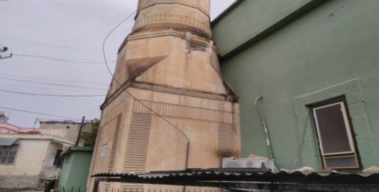 Tarsus’ta yıldırım caminin minaresine isabet etti