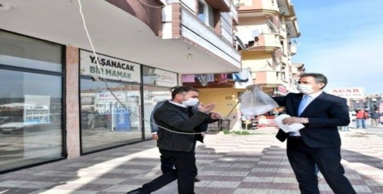 Başkan Köse esnafa ve vatandaşa maske dağıttı