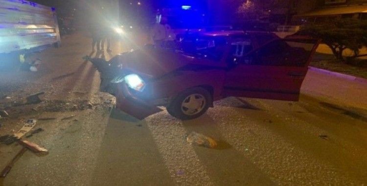 Karabük’te otomobil park halindeki tıra çarptı: 4 yaralı