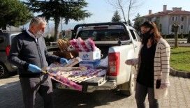 Bolu’da, mahalle muhtarı evde kalan çocuklara sürpriz yaptı