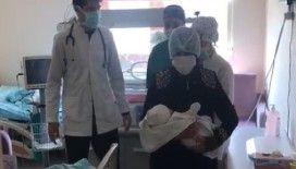 Koronayı yenen 15 günlük bebek alkışlarla taburcu edildi