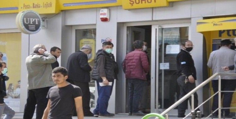 Şuhut’ta bankalar önündeki yoğunluk; sosyal mesafe yine hiçe sayıldı