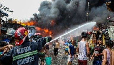 Filipinler'de gecekondu mahallesinde yangın