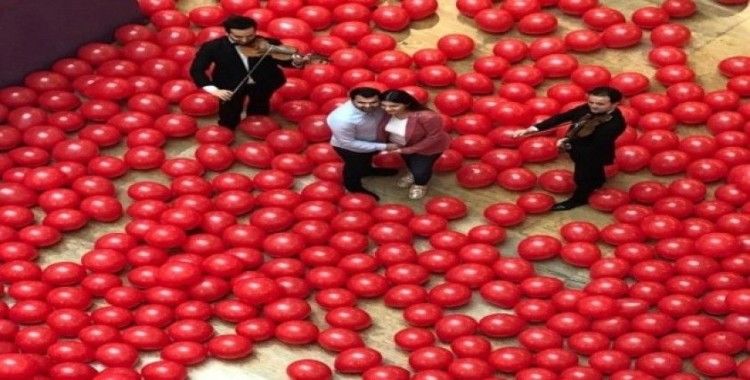 Eşinden, Elmira Namazova’ya 10 bin balonla evlilik yıl dönümü kutlaması