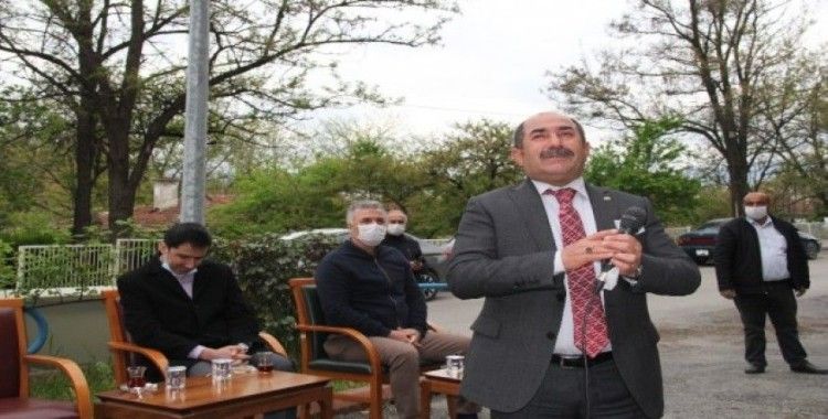 İl Müdürü huzurevinde kalan yaşlıları türkü söyleyerek eğlendirdi