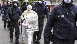 Almanya'da halk koronavirüs kısıtlamalarını protesto etti