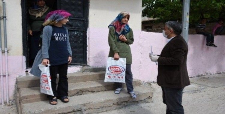 Kapı kapı dolaşıp öğrencilerine kitap ve test dağıttı