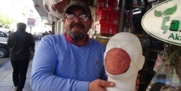 Maske kullanımına dikkat çekmek için Osmanlı sucuğundan maske yaptı