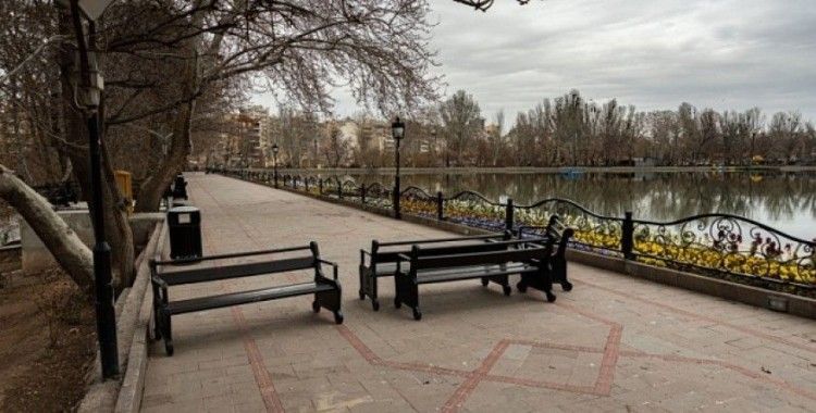 İran'da park ve bahçeler yeniden ziyarete açıldı