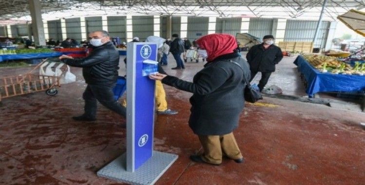 Pazar yerlerine el dezenfektanı stantları kuruldu