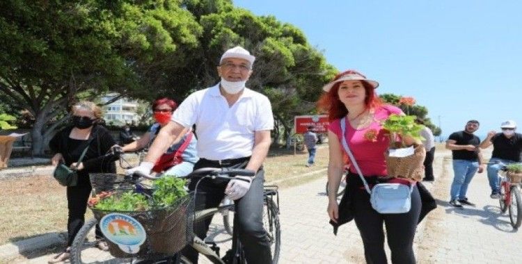 Başkan Tarhan, ’Anneler Günü’nde bisikletle çiçek dağıttı