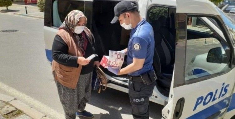 İzmir polisi yaşlılara refakat etti, sokakta maske dağıttı