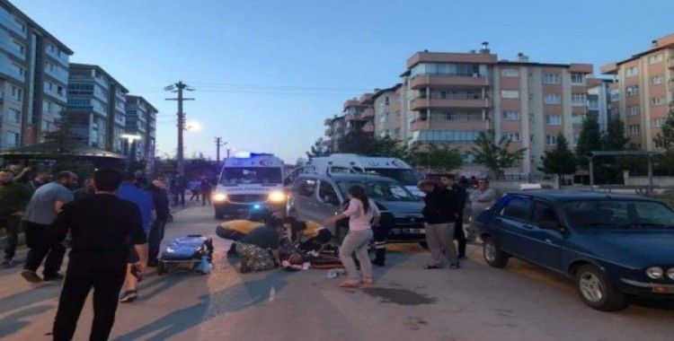 Beypazarı’nda otomobille motosiklet çarpıştı: 1’i ağır 2 yaralı