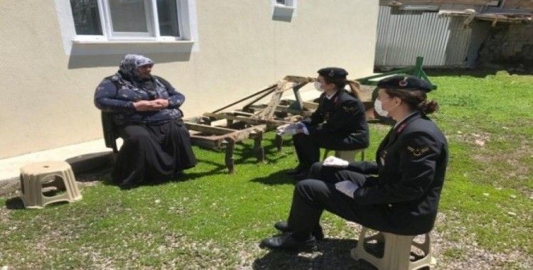 Jandarma’dan şehit annelerine ’Anneler Günü’ ziyareti