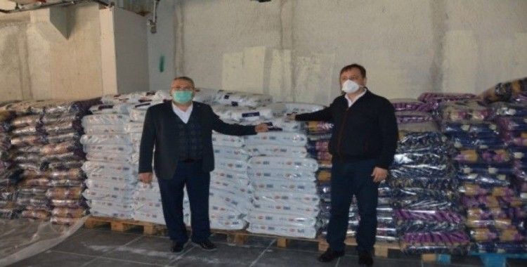 Yunusemre’de erzak dağıtımı sürüyor