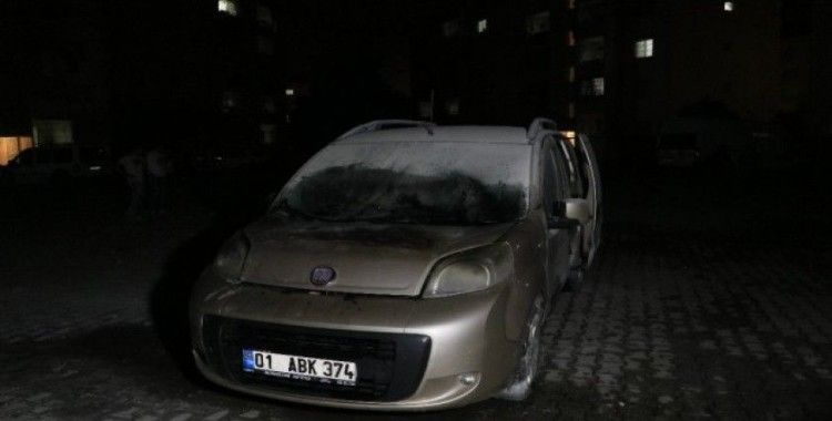 Adana’da park halindeki araç benzin dökülerek kundaklandı