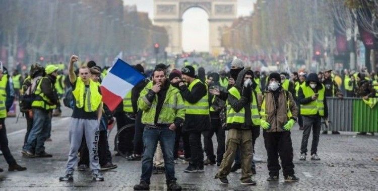 Fransa'da 'Sarı Yelekliler' polis engeline takıldı
