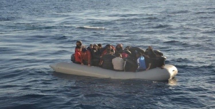 Yunanlıların ölüme terk ettiği 10’u çocuk 24 göçmen kurtarıldı