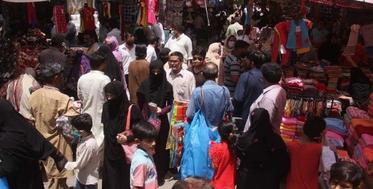 Pakistan'da kısıtlamalar sona erince halk pazar yerlerine akın etti
