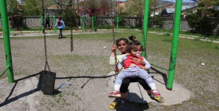 Varto’da çocuklar parklarda doyasıya eğlendi