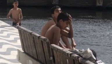 18 yaş altı göçmenler İzmir sahilde rahatça dolaşıyor