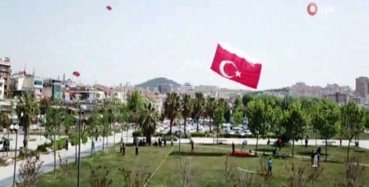 Sokağa çıkan gençlerin dev Türk bayrak motifli uçurtma ile 19 Mayıs kutlaması havadan görüntülendi