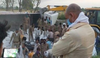 Hindistan'da göçmen işçileri taşıyan kamyon kaza yaptı