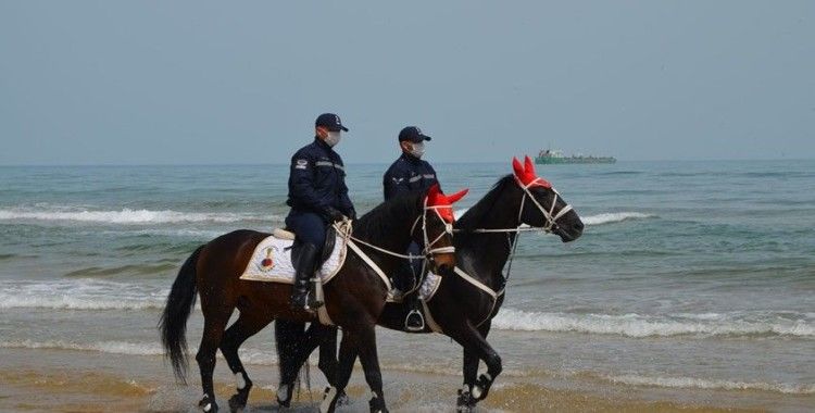 İstanbul’da “Atlı Jandarmadan Birlikleri”nden plajlarda denetim