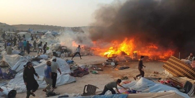 İdlib'te sığınmacıların kaldığı kampta yangın çıktı