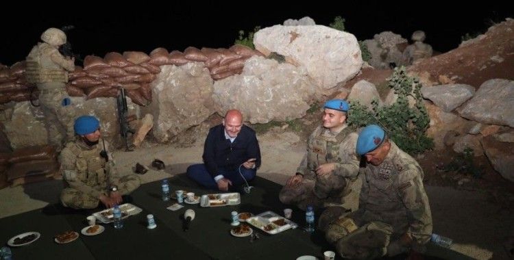 Bakan Soylu Namaz Dağı'nda askerlerle iftar açtı