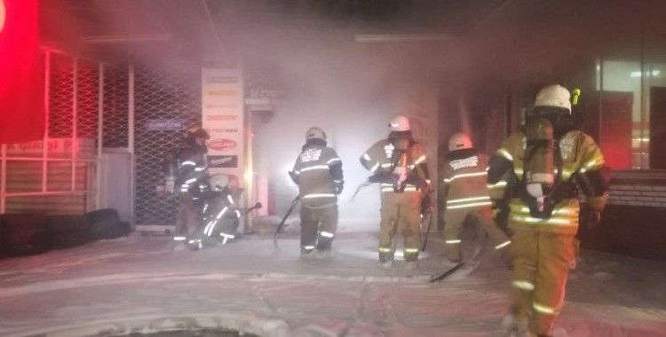 İzmir'de korkutan yangında 8 katlı bina boşaltıldı
