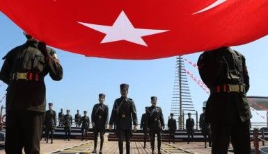 Atatürk'ü temsil eden bayrak karaya çıkarıldı