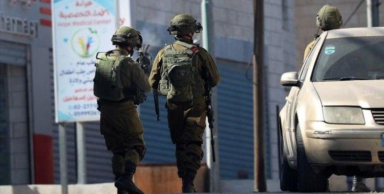 İsrail askeri, 'sahte' barikatla Filistinlilerin aracını çalmış