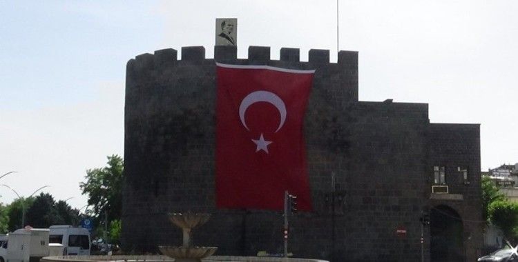 Terörün izlerinin silindiği Sur’da iş yerleri Türk bayrakları ile donatıldı