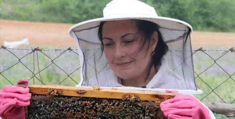 'Altın kızlarım' dediği arılarıyla patroniçe oldu
