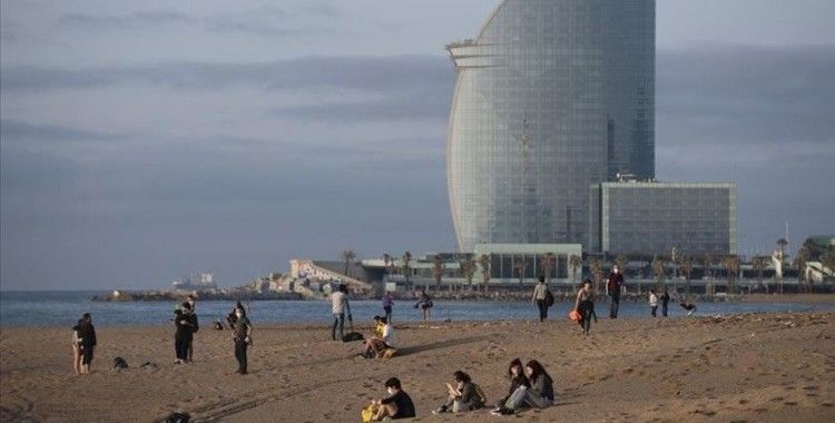 Barselona'da yürüyüşe açılan plajlarda Kovid-19 tedbirleri ihlal edildi