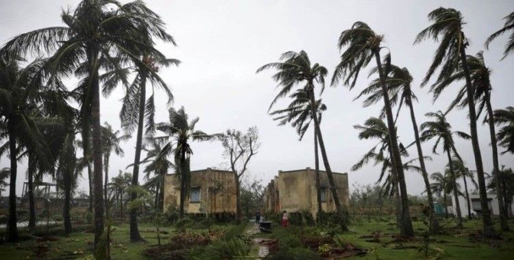 Hindistan ve Bangladeş’i vuran Amphan Kasırgası bilançoyu arttırıyor
