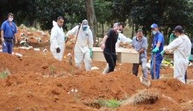 Sao Paulo'da Kovid-19 nedeniyle hayatını kaybedenlerin cenazeleri defnedildi